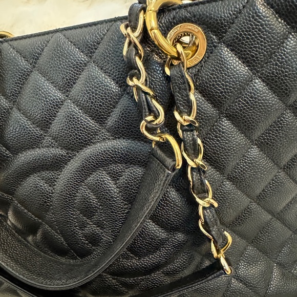 Chanel GST in black caviar leather - Picture 7 of 15